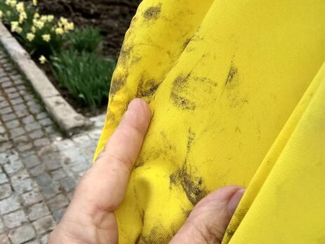 В Винницкой области мужчина вытер руки о флаг Украины. Полиция открыла уголовное производство