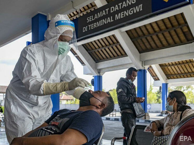 В аеропорту Індонезії тестування на коронавірус робили вже використаними наборами