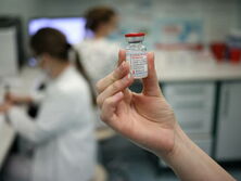 Всемирный конгресс вакцин назвал лучший препарат от коронавируса. В РФ решение назвали экономико-политическим