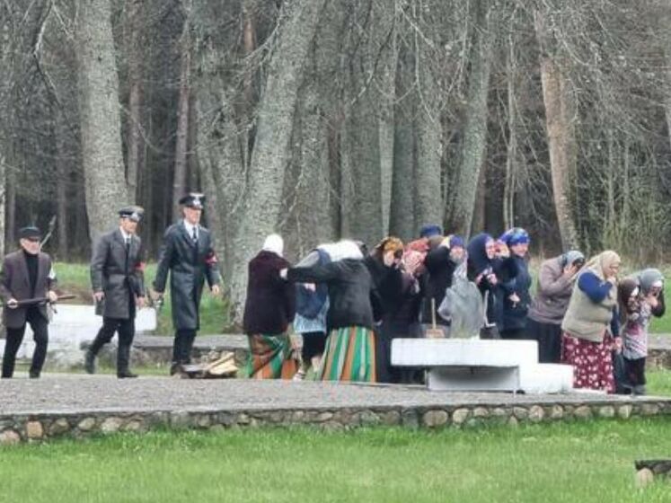 У Білорусі до 9 Травня влаштували "театралізовану реконструкцію" спалення жителів села для школярів. Відео