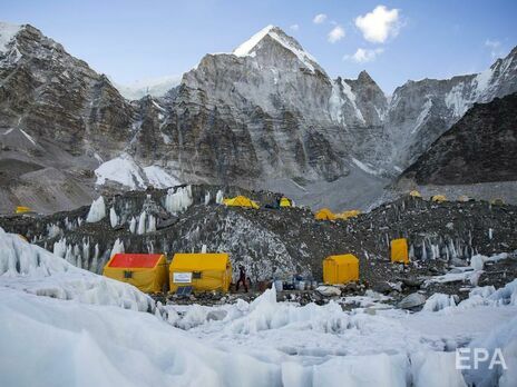 На Эвересте зафиксировали вспышку COVID-19 среди альпинистов. Симптомы путают с горной болезнью