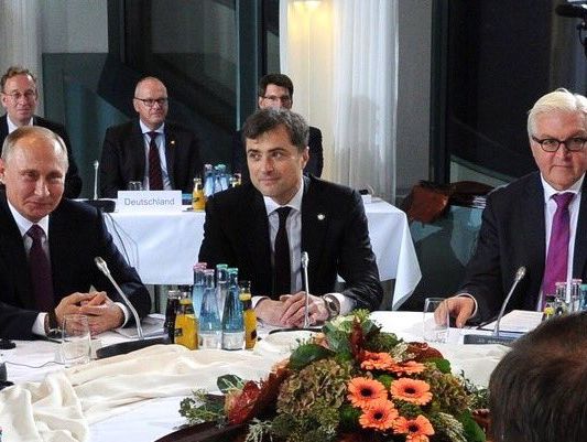 Сурков сопровождает Путина в Берлине, несмотря на санкции
