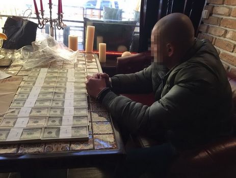 В Киеве СБУ задержала двух экс-сотрудников МВД и военного, вымогавших $200 тысяч взятки