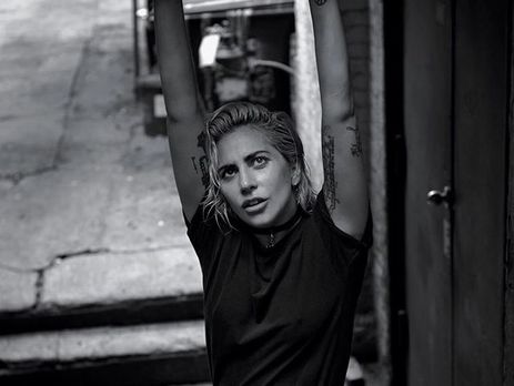 Леди Гага снялась топлес