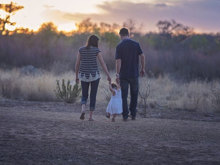 Зеленский подписал закон, обеспечивающий равные права матери и отца в получении отпуска по уходу за ребенком