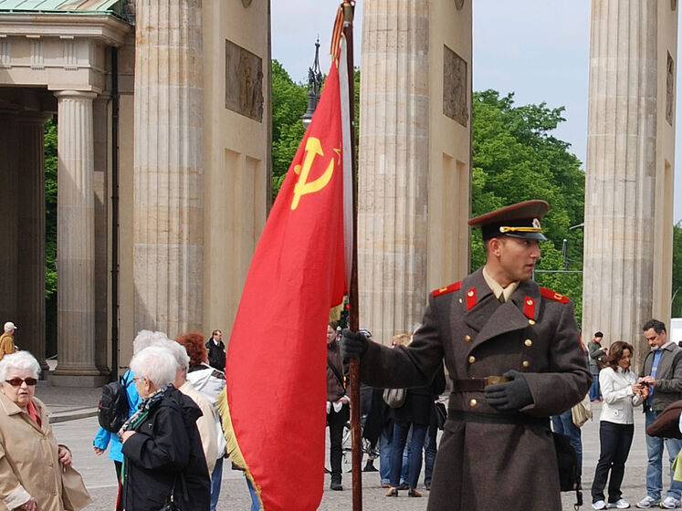 48% украинцев согласны с тем, что Вторая мировая война была развязана в результате сговора Гитлера и Сталина – опрос