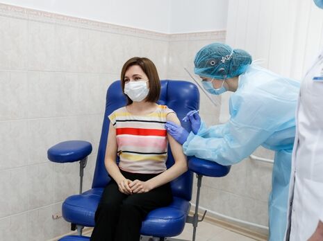 Санду вакцинувалася проти коронавірусу препаратом від AstraZeneca