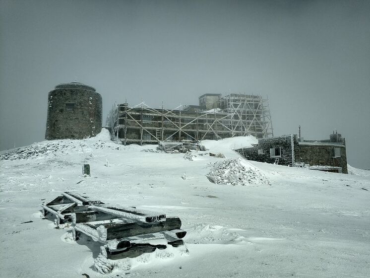 На горі Піп Іван Чорногірський вночі випало до 20 см снігу