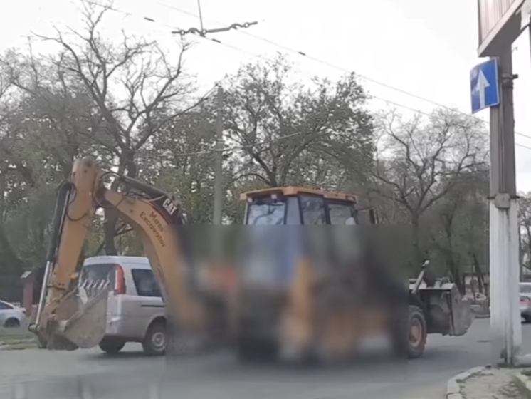 В Одессе трактор "полз" по улице, отталкиваясь ковшом от асфальта. Патрульные составили протокол