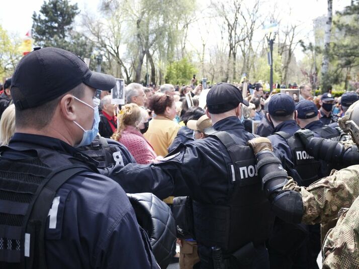 В Одессе произошли стычки между полицией и участниками "Бессмертного полка", есть задержанные