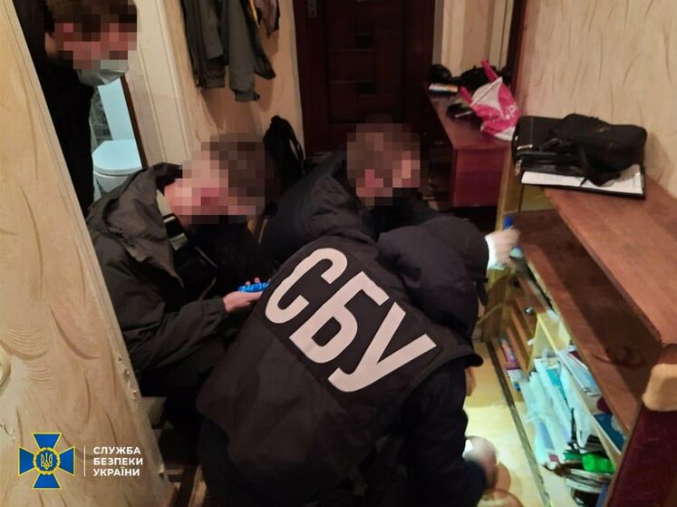 Затримали трьох підозрюваних, які розклеювали у Закарпатській області листівки з антиугорськими гаслами – СБУ