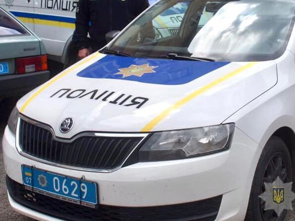 У Мукачеві на вісьмох авто виявили наліпки з комуністичною символікою, поліція відкрила провадження