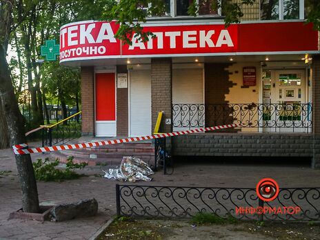 В Днепре на проходившую мимо женщину упал с восьмого этажа мужчина