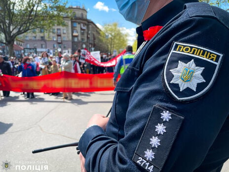 В Очакове между полицией и участниками акции к 9 Мая произошли стычки из-за красного флага с запрещенной символикой