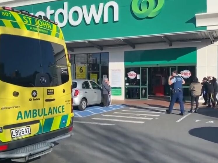 В Новой Зеландии в зоне красоты и здоровья в супермаркете пять человек получили ножевые ранения