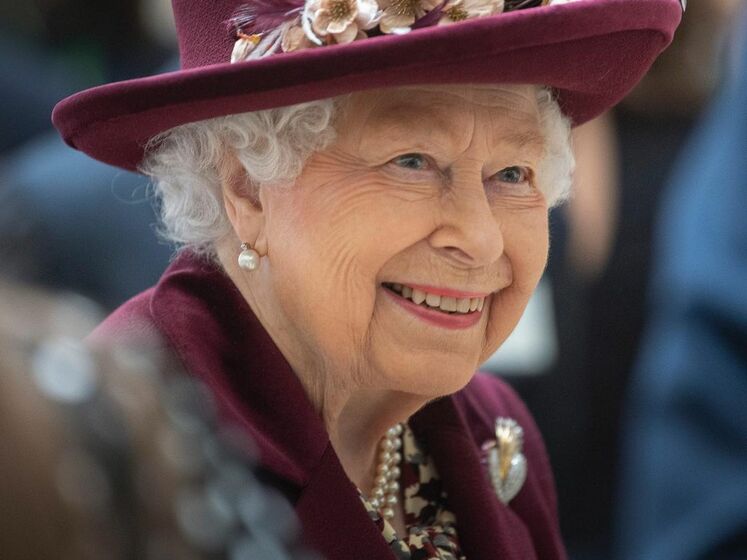 Букингемский дворец обнародовал фото королевы Елизаветы II в купальнике