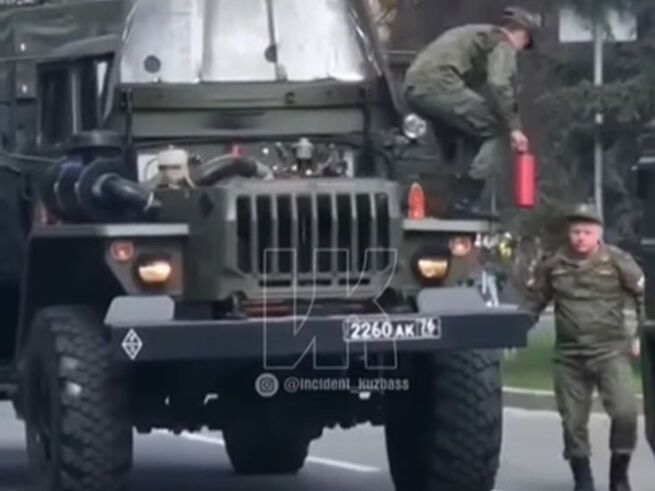 У Кемерові під час параду Перемоги спалахнув військовий автомобіль. Відео