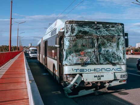 В Днепре у машины на ходу отпало колесо посреди моста, в ДТП попало два автобуса, пострадало шесть человек