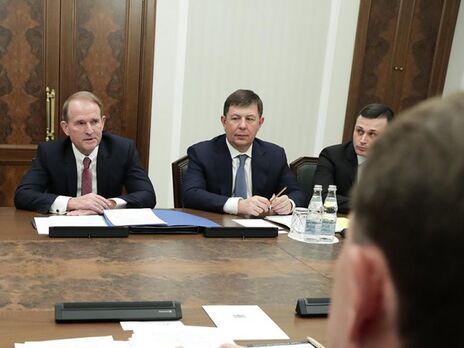 За інформацією СБУ, Медведчук (ліворуч) зараз в Україні, а Козак (у центрі) у Росії