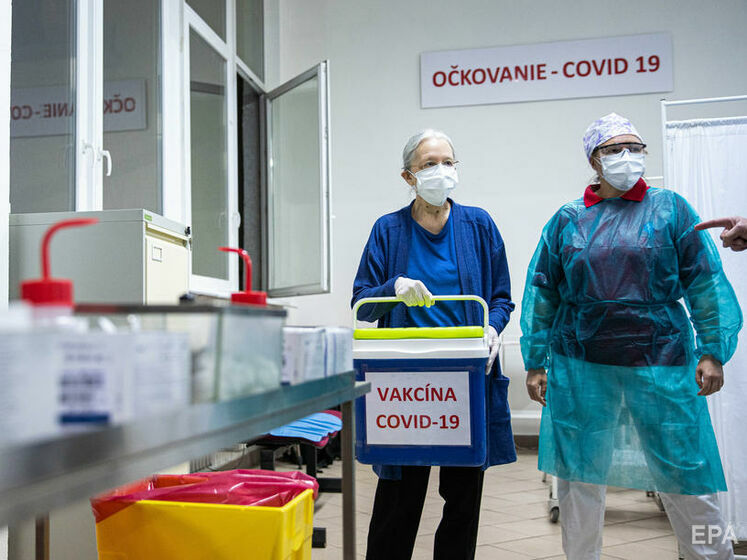 Словаччина зупинила вакцинацію першою дозою препарату проти COVID-19 від AstraZeneca