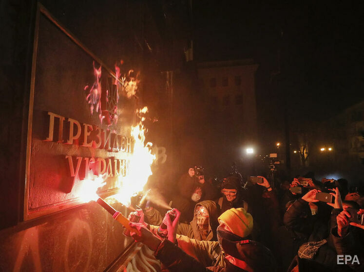 Суд відправив під нічний домашній арешт двох учасників протестів під Офісом президента. Їх підозрювали в підпалі таблички "Президент України"
