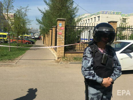 Дитяча омбудсменка РФ заявила, що нападник на школу в Казані підірвав бомбу в роздягальні. Слідком це спростував