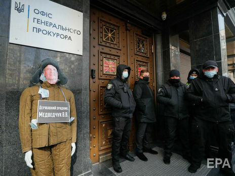 Медведчуку объявили подозрение в госизмене, Израиль интенсивно обстреливают, в Казани стрелок напал на школу. Главное за день