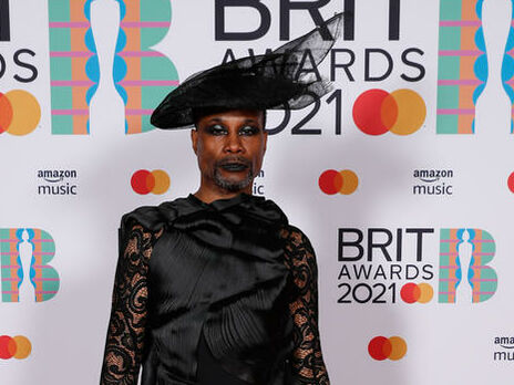 Дуа Липа в чулках и платье с глубоким декольте, а Портер – с дымчатым макияжем. Самые яркие наряды церемонии Brit Awards 2021. Фото