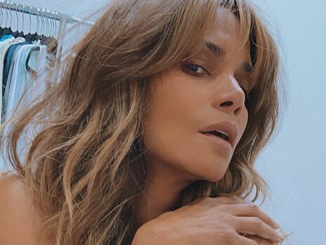 54-летняя Холли Берри снялась без бюстгальтера