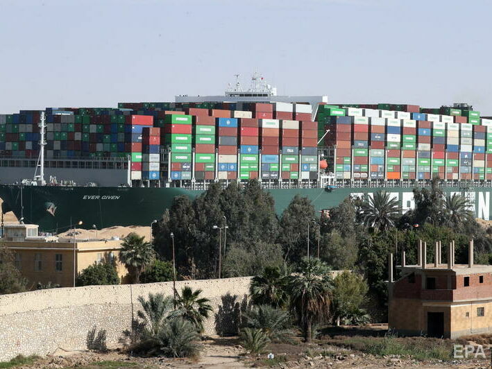Египет решил расширить участок Суэцкого канала, где в конце марта застрял контейнеровоз Ever Given