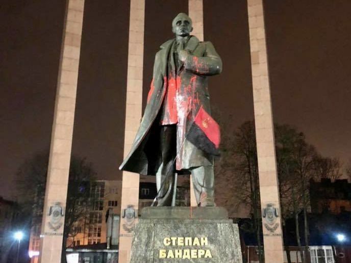 У Львові суд ухвалив вирок студенту за осквернення пам'ятника Бандері, проти замовника вандалізму проводять розслідування