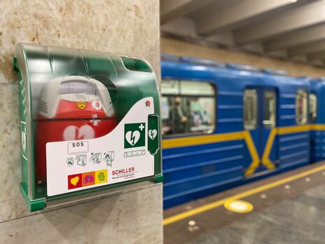 В пассажирских зонах на всех 52 станциях киевского метро установили дефибрилляторы