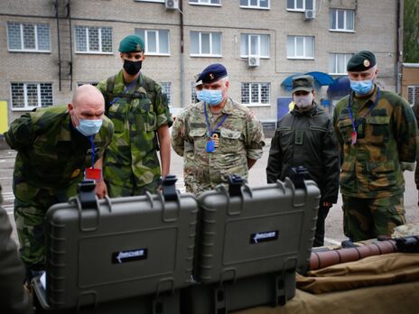 Военные атташе Швеции, Норвегии и Дании посетили бойцов Нацгвардии на Донбассе