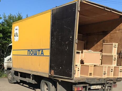 Пчел везли в специальных пакетах в грузовике "Укрпошти"