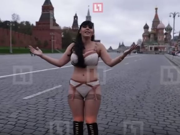 "Возьмите меня, пожалуйста, замуж". Итальянская певица разделась на Красной площади ради Путина. Видео