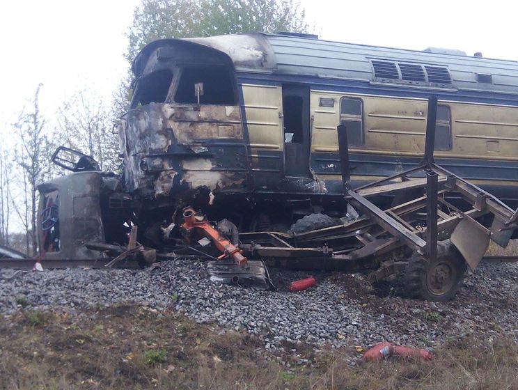 Бальчун: В результате столкновения лесовоза с поездом двое железнодорожников находятся в реанимации