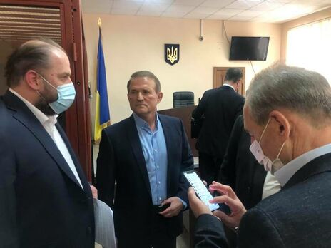 Згідно з рішенням суду, Медведчук (на фото в центрі) перебуває під домашнім арештом, зазначили у МВС