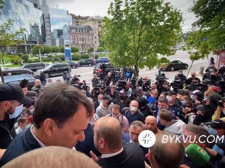 Неизвестные люди в штатском выстроились коридором и не пропускали часть журналистов к входу в Печерский суд перед заседанием по избранию меры пресечения Медведчуку