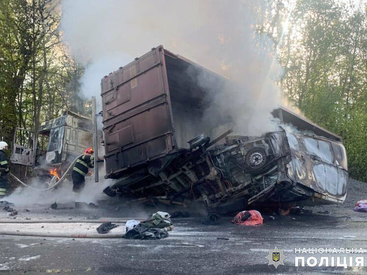 У Хмельницькій області зіткнулося три автомобілі. Кілька людей загинуло