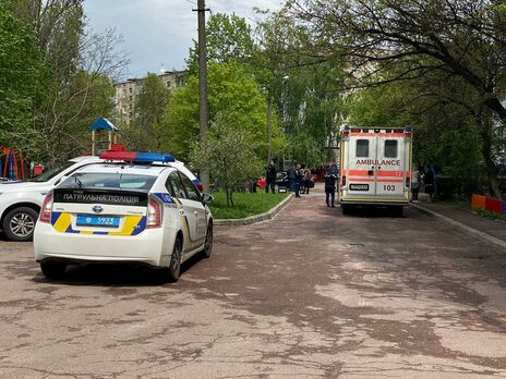 В Чернигове во время выезда на вызов полицейский выстрелил в мужчину, который напал с ножами. От ранения тот умер