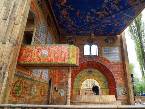 В Бабьем Яру открыли символическую синагогу в форме открывающейся книги. Фоторепортаж