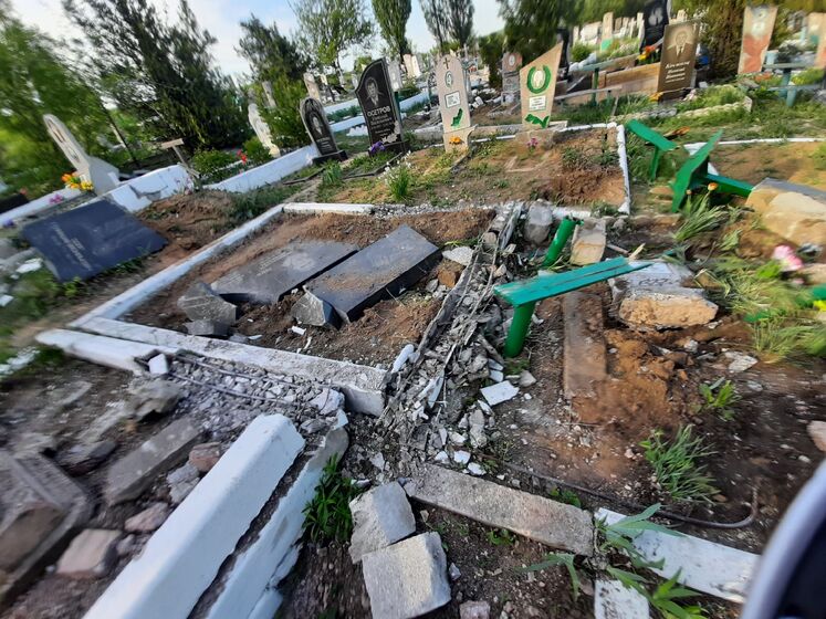 "Как после бомбежки". Боевики "ЛНР" на танке проехались по кладбищу, разрушив часть могил