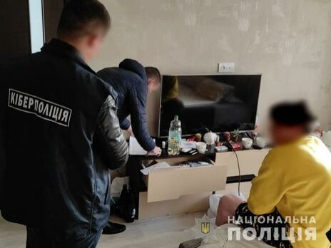 Троє 19-річних українців обікрали іноземців на 1 млн грн через інтернет-банкінг – кіберполіція