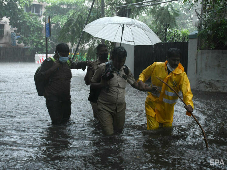 Индию накрыл мощный циклон. Власти эвакуировали 150 тыс. человек, есть жертвы