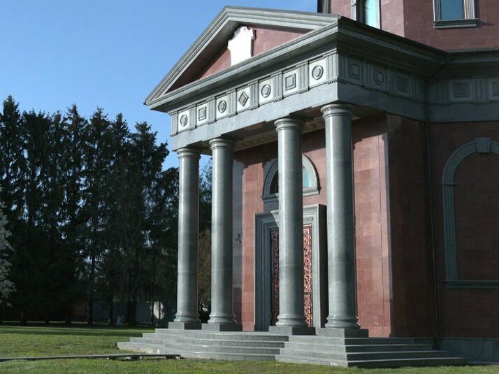 Черниговский аграрий, экс-нардеп построил себе мавзолей за $3 млн, "как у Наполеона"