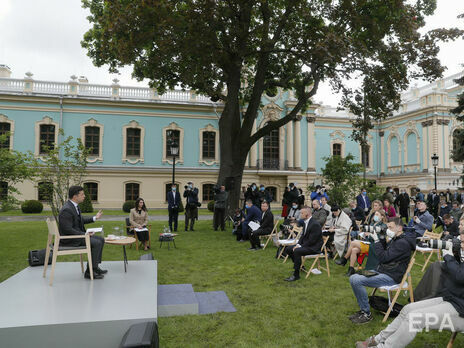 Предыдущая пресс-конференция Зеленского прошла 20 мая 2020 года на территории Мариинского дворца в Киеве