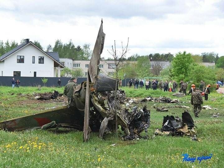В Беларуси разбился военный самолет, он упал рядом с жилыми домами. Видео