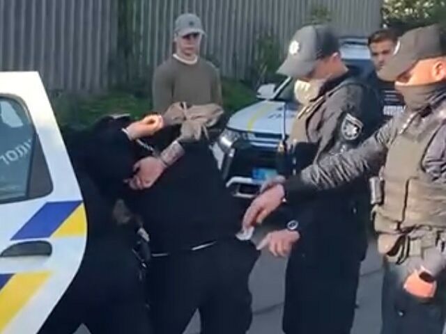В сети распространили видео, на котором киевские патрульные "что-то" кладут в карман задержанного. В полиции объяснили