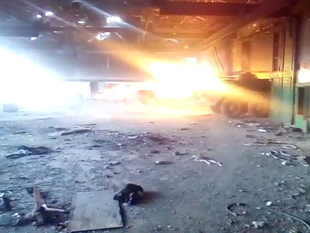 Украинская армия использует БТР в здании в ходе боев в промзоне Авдеевки. Видео