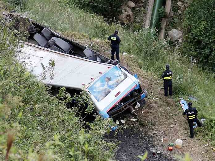 В Коста-Рике в пропасть упал автобус с пассажирами, 12 погибших